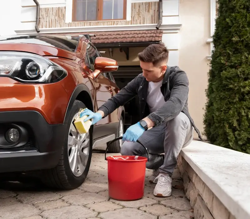 Lavage auto à domicile Le Ménil-de-Briouze : professionnel intervenant sur un véhicule